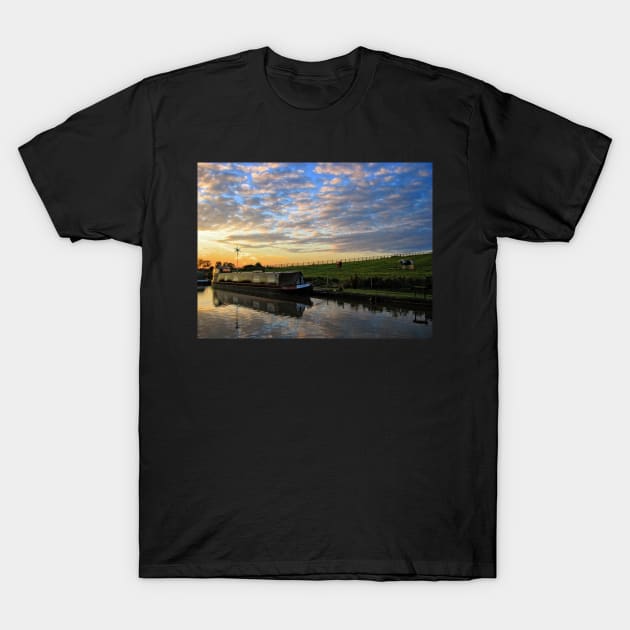 Narrowboat on the Oxford Canal T-Shirt by Ludwig Wagner